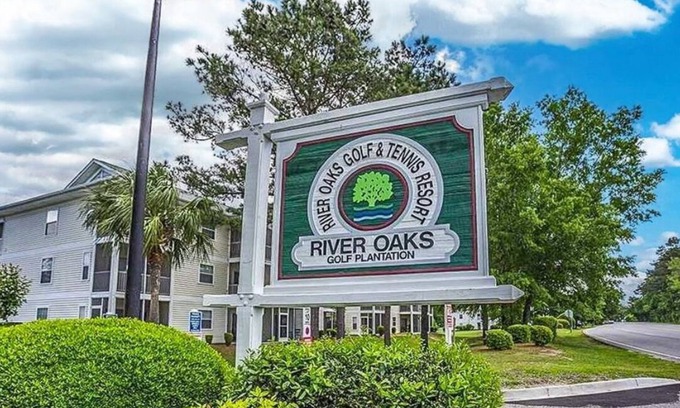 Carolina Forest Wohnung | 5 minutes to the beach! Family-size condo with pool & golf.