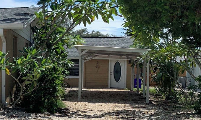 Englewood Haus | 5 minutes to the Englewood Beach!