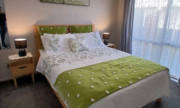 Hamilton Haus | 5 Minutes Walk to hospital ground and River