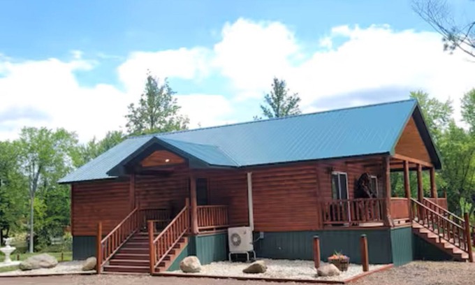 Paris Kabine | 5 Private Cabins Retreat on the Muskegon River and White Pine Trail