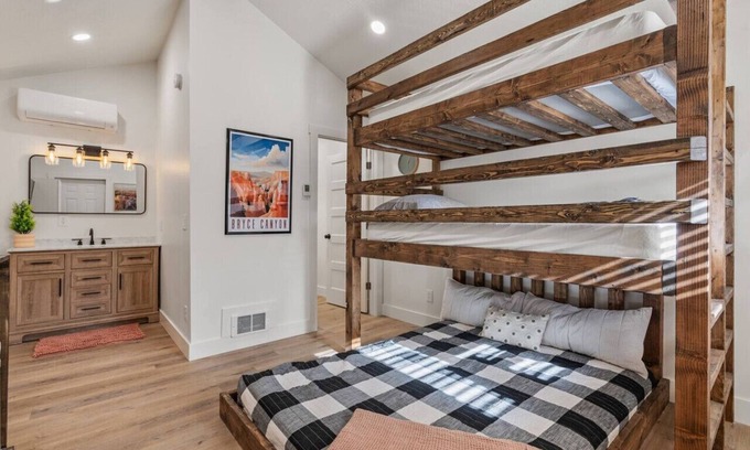 St. Charles Kabine | #5 Red Rock Cabin! Newly Remodeled! AC! Sleeps 4!