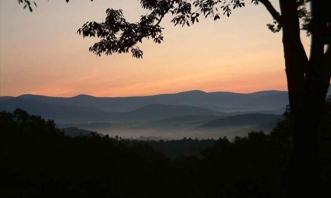 Ellijay Kabine | 5-Sterne-Schönheit, gemütliche Eleganz, Privatsphäre und ein fantastischer Whirlpool-Pavillon