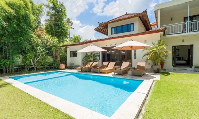 Sunset Road Villa | Aisha III, Villa mit 5 Schlafzimmern, A / C-Wohnbereich, Zentrum von Seminyak