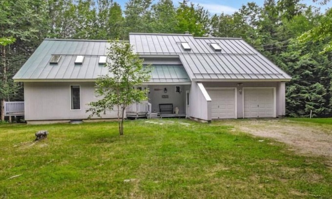 Belgrade Haus | 5BED HOUSE-HOT TUB, SAUNA, POOL TABLE, FIRE PIT, 3+ LG TV, PRIVATE LAKE FRONTAGE