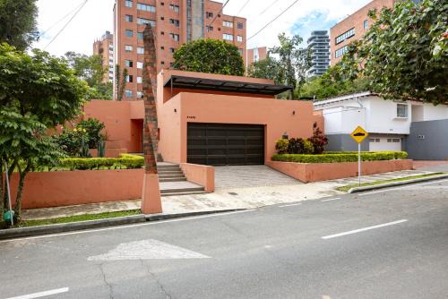 Las Lomas I Villa | 5BR Poblado Villa close to Lleras Jacuzzi Cinema AC