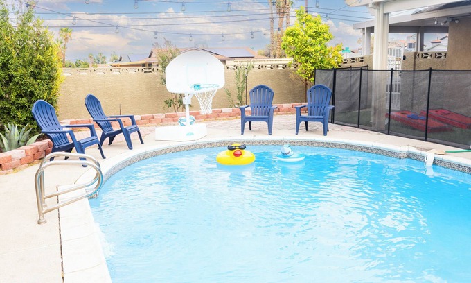 Paradise Haus | 5BR Vegas Getaway Pool Games BBQ Close to Strip & Airport Karaoke & Arcade