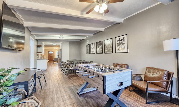 College Station Haus | 5mins to Kyle Field, 5BR w Private Backyard & Pool