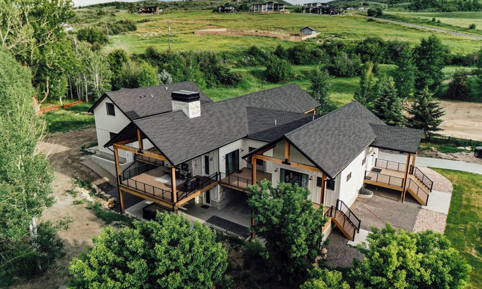 Huntsville Haus | 6/7 Ski house, IKON, Snowbasin, Powder mtn, Hot Tub, sleeps up to 21