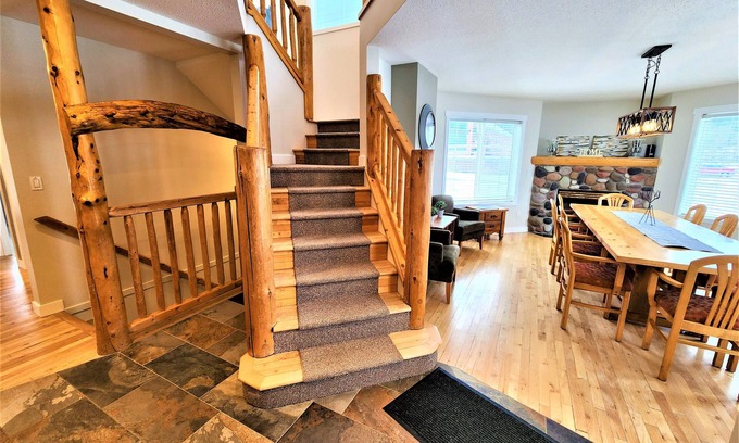 East Kootenay Haus | 6 BDR | 360 Views ! | A/C | Sauna