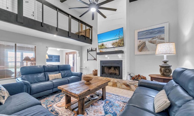 Crescent Beach Haus | đ´45yds 2 Beach~Hot Tub~Across from Beach~Sleeps 16~Grill