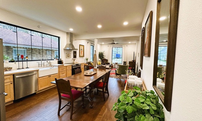 Springfield Haus | Right by MSU! Restored 1900's Home, Center Springfield