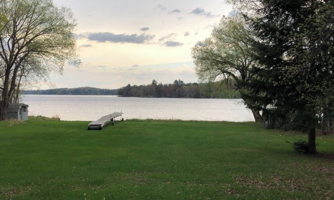 Lake Nebagamon Kabine | 6 bed lake home on 2 acres with 217 ft of lake shore. Boat rentals!!