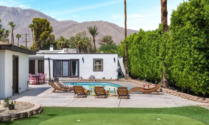 Racquet Club West Haus | 6 Bedroom desert oasis 5 min from downtown - pool, spa, & amazing mountain view