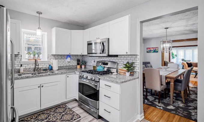 Cleveland Wohnung | 6 Bedroom Entire Duplex for Large Groups!