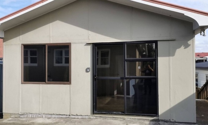 Mount Albert Skihütte | 6 Beds including 4 Double Beds and 2 Sofa Bed Garden Chalet, 8 Renton Road, Mt Albert, Auckland