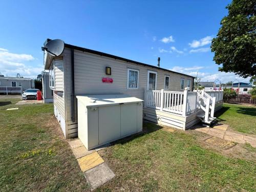 Felixstowe Sonstige | 6 Berth Caravan With Decking And Wifi At Suffolk Sands Holiday Park Ref 45040G
