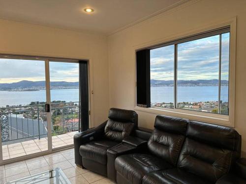 Sandy Bay Haus | 6-BR house in prime location with fantastic views