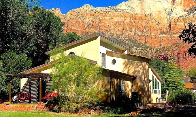Zion National Park South Entrance Haus | 6 BR Villa Downtown in Springdale, UT, südwestlich des Zion Nat Parks. 14 Schlafplätze, kostenlose Parkplätze