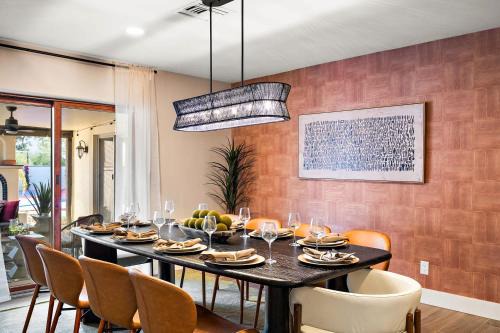 Shea North Estates Haus | 6 BR w Sport Court Pool Playground Hot Tub Arcade