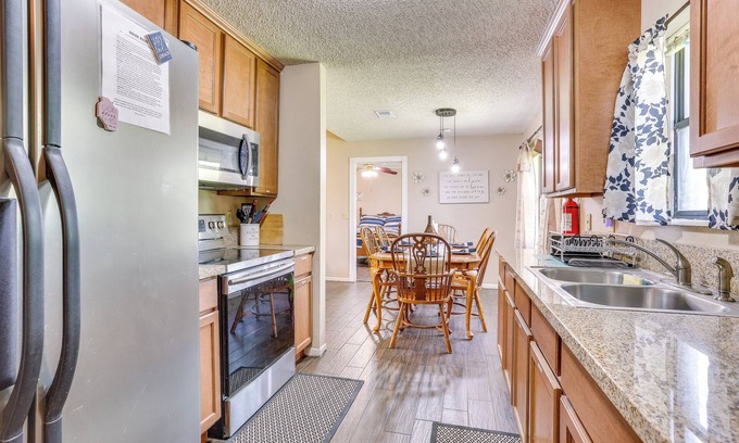 Lufkin Hütte | 6 Mi to Ellen Trout Zoo: Family Home w/ Yard!