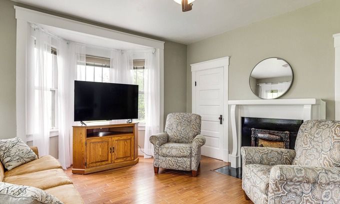 Petersburg Haus | 6 Mi to Rabbit Hash: Rural Home w/ 2 Porches