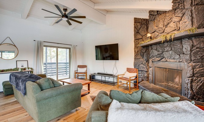 Tahoe Keys Haus | 6 Mi to Slopes: Mtn-View Retreat in Lake Tahoe