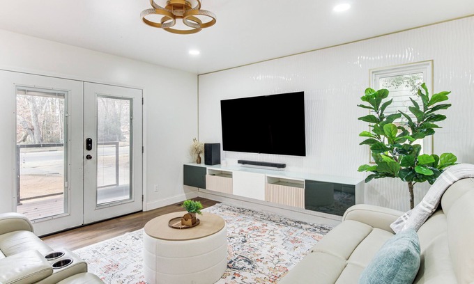 SouthPark Haus | 6 Mi to Spectrum Center: Spacious Getaway w/ Deck