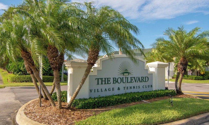 Boulevard Village and Tennis Eigentumswohnung | 6 minutes to Beach at Premier Tennis Club