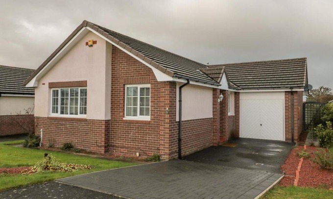 Embleton Haus | 6 Westview