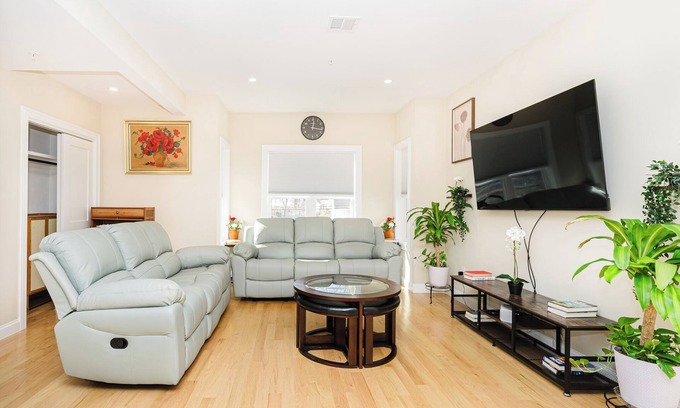 West Codman Hill - West Lower Mills Wohnung | 60-2 3BR Boston - Modern Apt near Franklin Park