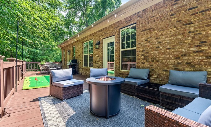 Auburn - Opelika Haus | 6BR | 5 min to RTJ | Game Room | Back Deck with Grill | Sleeps 15