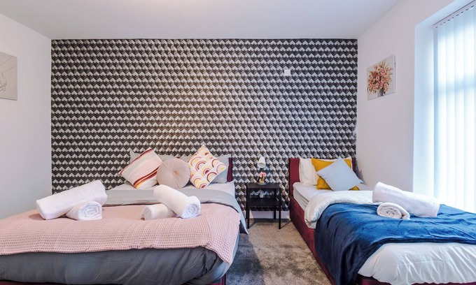 Rochdale Haus | 6BR in Castleton|WIFI|PARKING|Ideal for Contractors|Longterm Discount Applies