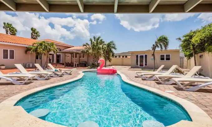 Bubali Villa | 6BR Villa Sleeps 16+ Close 2 Beach w/ Amazing Pool