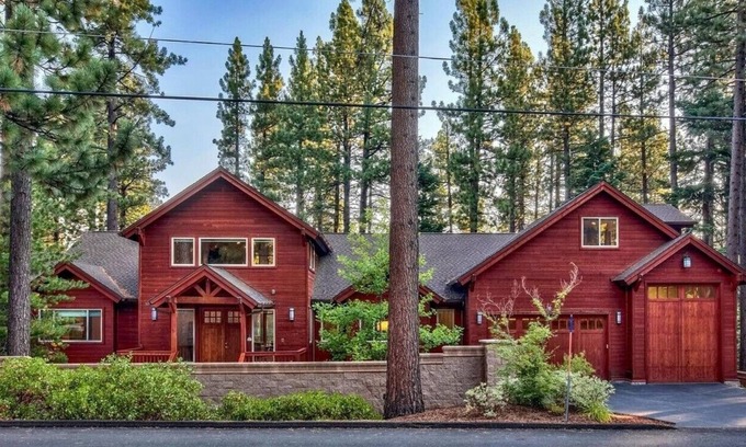 Y Area Haus | 7 bedrooms, 5.5 baths, jacuzzi, full-size bar, 4 miles to casinos, Heavenly ski