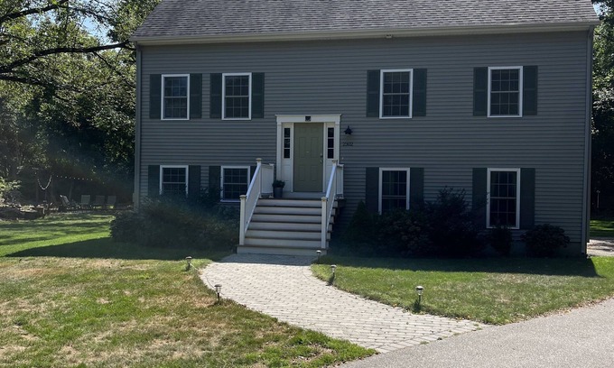 Kingston Haus | 7 BR's, 3 baths, 2 acres. FIREPIT, A/C, Near Narragansett, Newport, URI