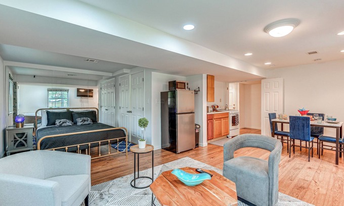 Colesville Wohnung | 7 Mi to Downtown w/ Yard: Silver Spring Studio