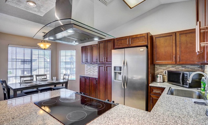Chandler Eigentumswohnung | 7 Mi to Dtwn Chandler: Pet-Friendly Condo w/ Pool