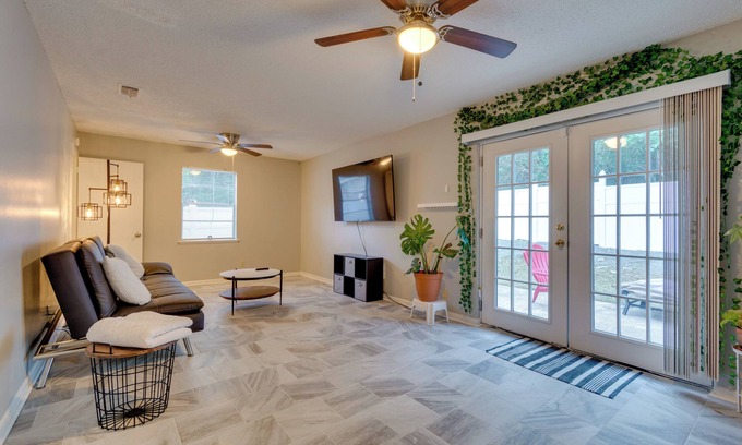 Reservoir Haus | Lovely Little Rock Home w/ Fire Pit & Yard!