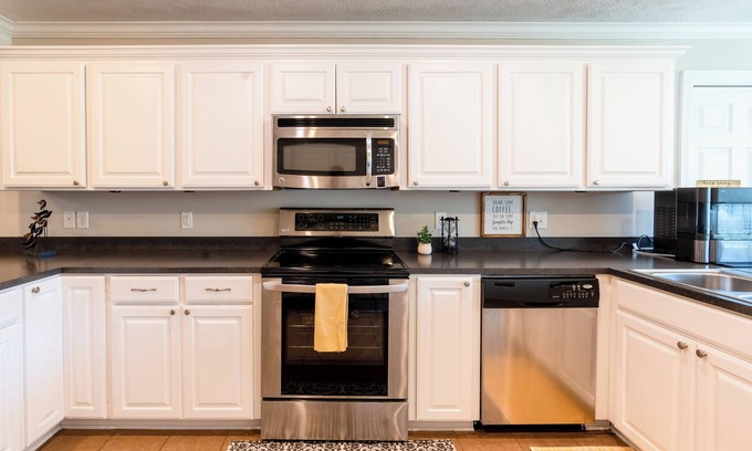 Searcy Haus | 7 min to Harding University NEW LISTING Feel at home "Compass Retreat Searcy, AR