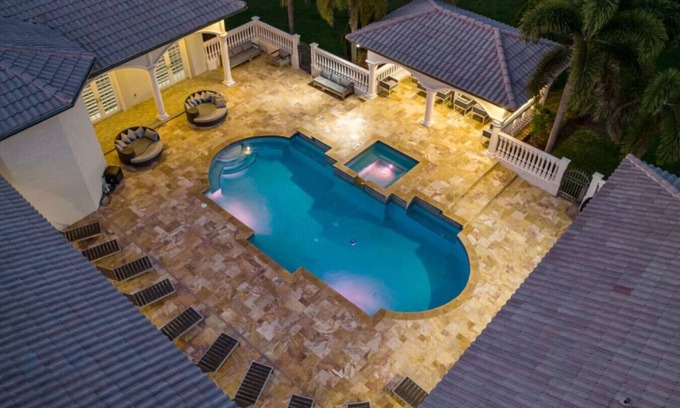 Davie Haus | 7000sf Mansion/Gameroom/Theater/Heated Pool