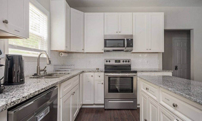 Church Street Haus | 7BR - Family Friendly Stay ~10 mins from Airport