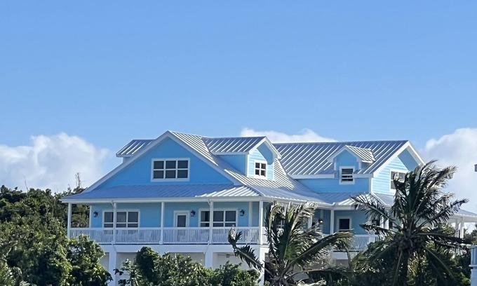 Hope Town Haus | 7BR7BA, Pool, 2 Boat slips, step to Tahiti Beach, Sleeps 18, +cabana adds on 2