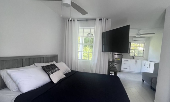 Seven Mile Beach Wohnung | 7mile-Hidden Hideaway-King Bed-Kitchen-Pool