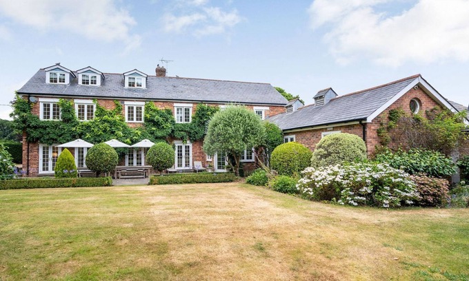 Canford Magna Hütte | 8 bedroom accommodation in Wimborne