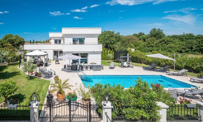 Liznjan Haus | Schönes Haus mit 8 Schlafzimmern in.