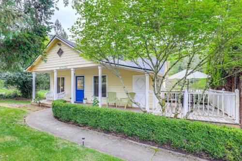 Carver Haus | 8 Mi to Columbia River Gorge Cottage with Deck!