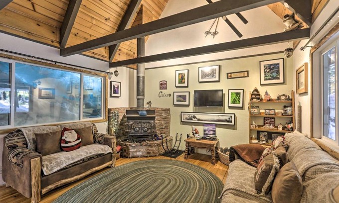 Tahoe Paradise Haus | 8 Mi to Heavenly Mtn Resort! Hot Tub Hideaway