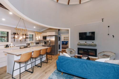 Saint Helens Haus | 8 Min to Zip Lines Unique Stay King Bed