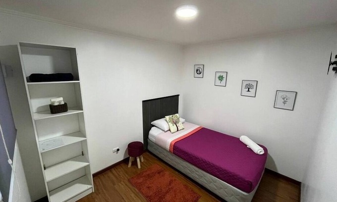 Pudahuel Wohnung | ¡8 minutes from the airport! Room with a shared bathroom at a traveler's house
