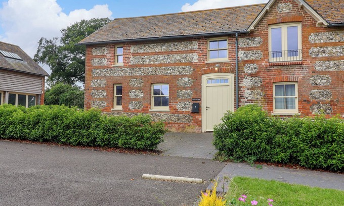 Bowerchalke Haus | 8 ROOKHAYE, pet friendly, character holiday cottage in Salisbury